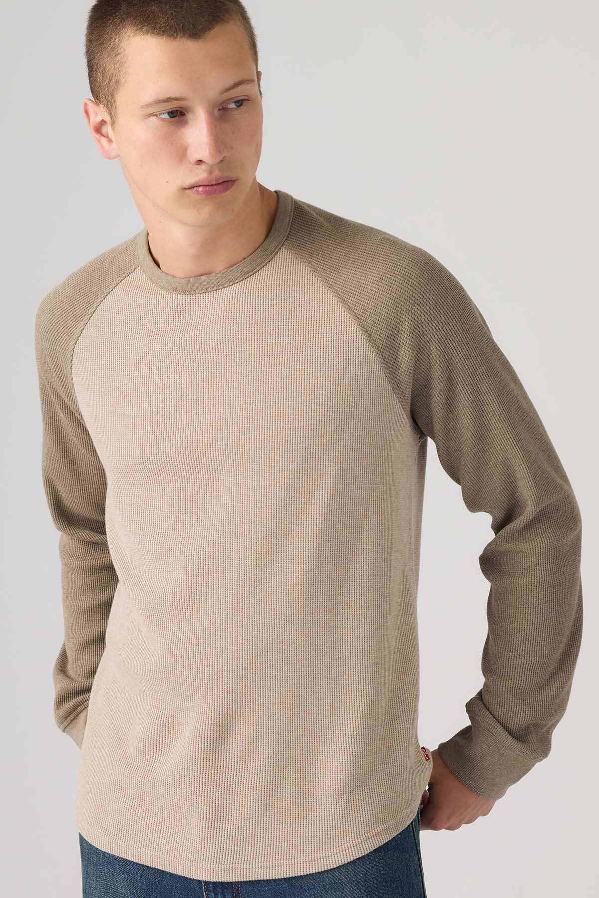 Beige raglan crewneck sweatshirt with long sleeves and ribbed cuffs