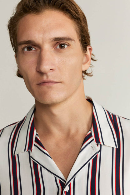 Striped short-sleeve button-up shirt neckline with pointed collar, white base, red/blue stripes
