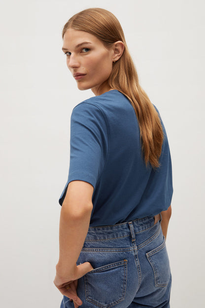 Ink blue crew-neck T-shirt with short sleeves and MANGO logo, side view