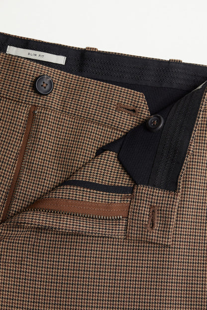 Houndstooth check trouser waistband with button closure and inner waistband detail