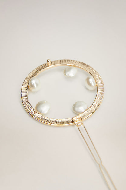MANGO gold round textured rim pearl brooch pin with five pearls and long clasp