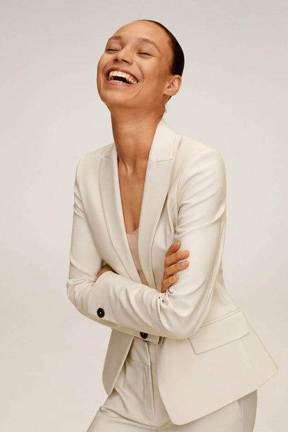 Beige single-breasted blazer with notch lapels and flap pockets