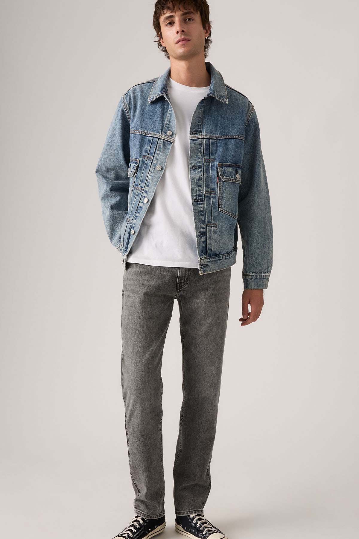 Grey denim jeans with five pockets and straight legs