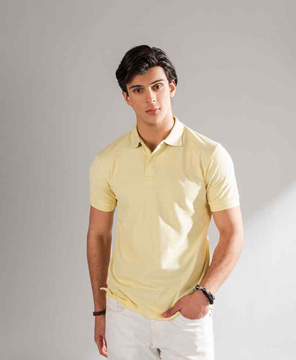 Fitted polo shirt in creamy yellow, short sleeves, button placket, straight hem