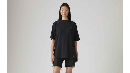 Levi's black T-shirt with small chest logo, short sleeves, straight hem