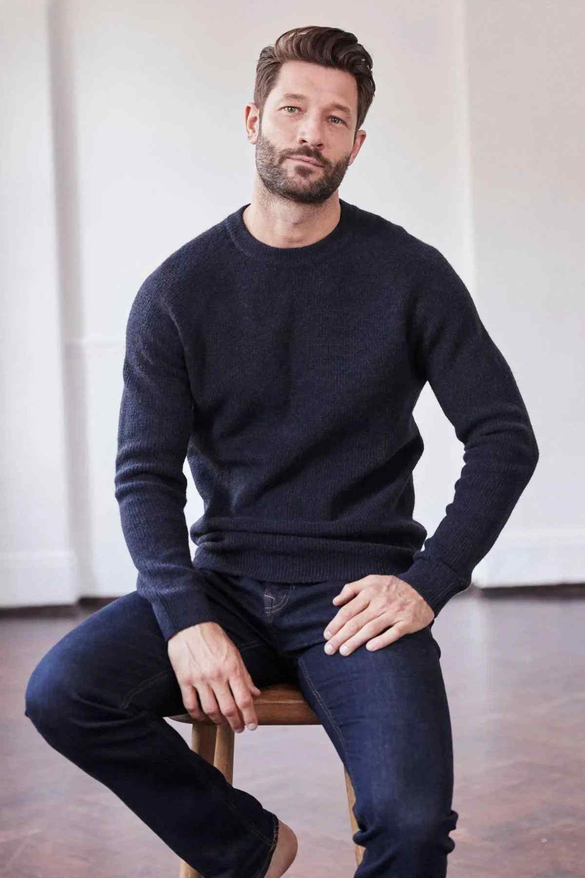 Men's raw denim jeans in dark navy, slim fit with five-pocket design