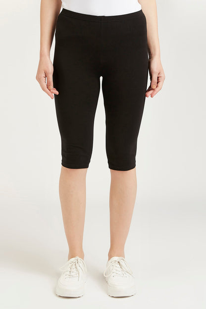 Black capri leggings, fitted pull-on style