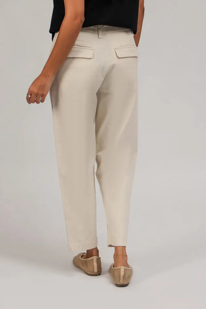 Ecru cropped trousers with back shaping and ankle-length straight leg
