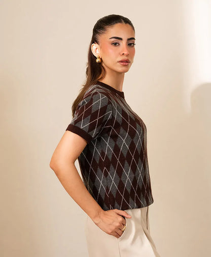 Fitted argyle knit top with short sleeves and crew neck, dark with white diamonds