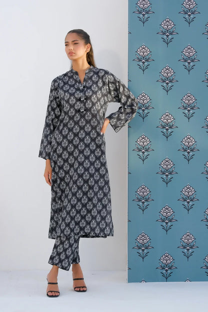 Dark printed long kurta with buttoned collar and straight hem, long sleeves