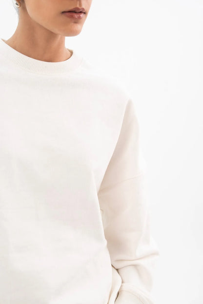 Off-white crewneck sweatshirt, long sleeves and ribbed neckline