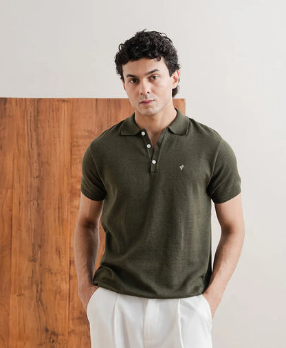 Olive fitted polo shirt with collar and three-button placket, short sleeves