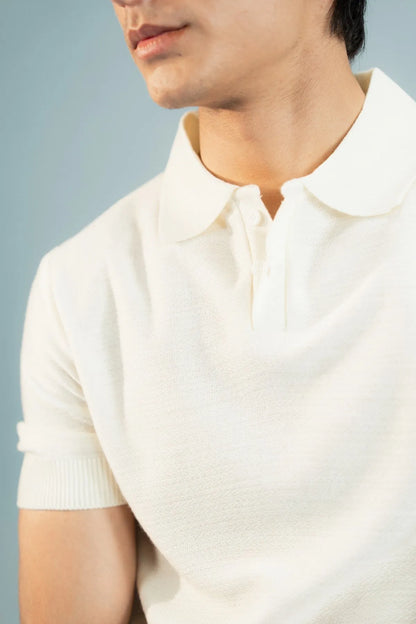 Brackets polo shirt collar: white polo neckline with button placket, short sleeves