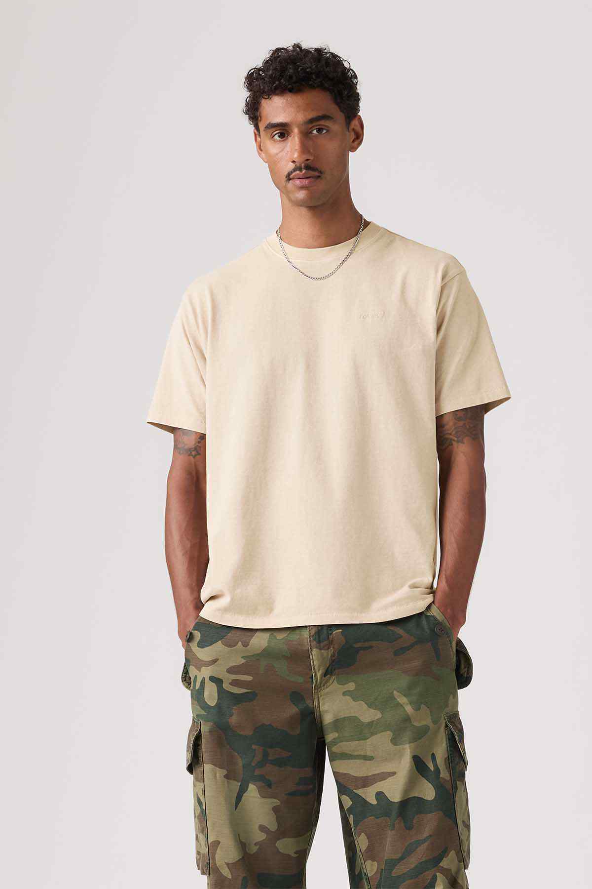 Men's beige crewneck short-sleeve T-shirt with camo cargo shorts