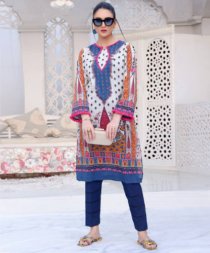 Colorful printed long tunic with long sleeves and straight hem, worn with navy pants