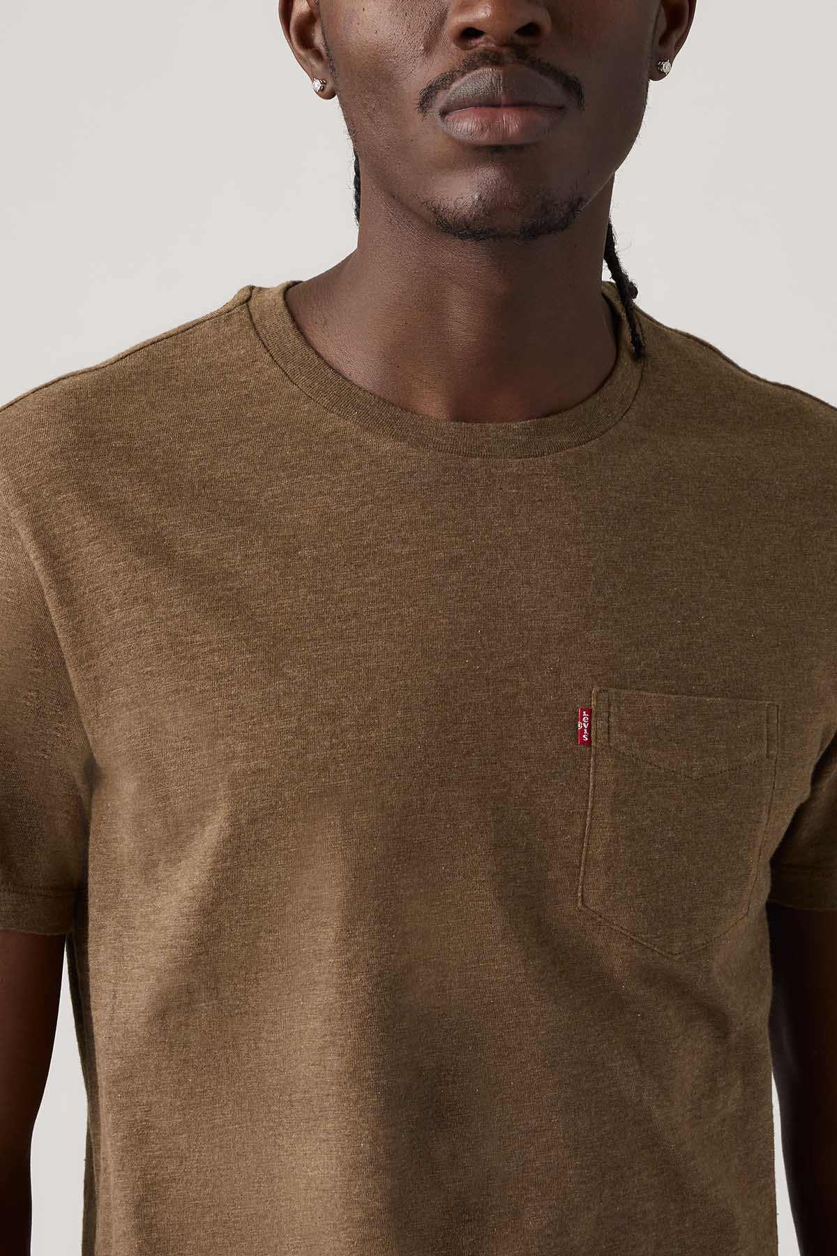 Levi's brown crewneck T-shirt detail: chest pocket with small logo