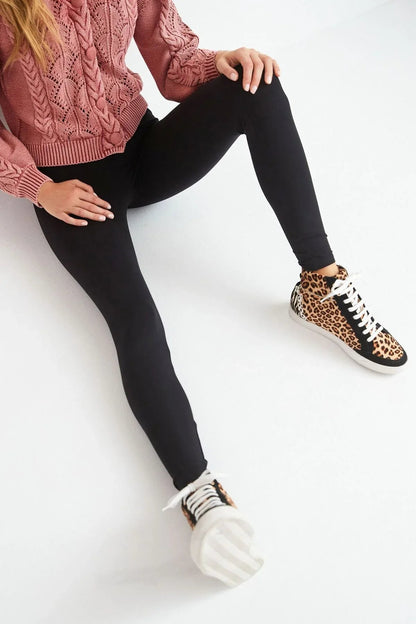 Black tapered leggings with elastic waistband and stretch fit