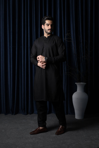 Mazham men’s black kurta and shalwar set, long sleeves, side stance
