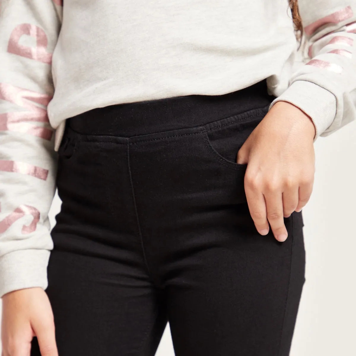 BABYSHOP black leggings close-up of front pocket and leg