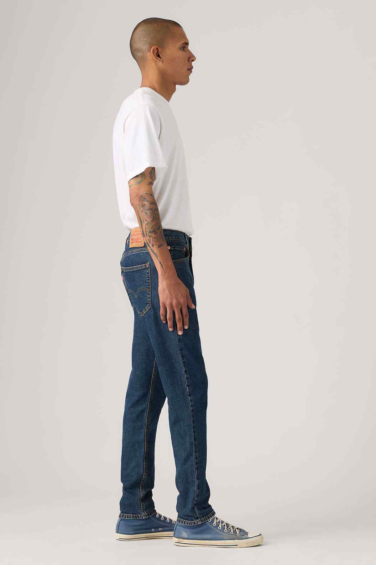 Denim jeans, dark blue wash with straight legs and contrast stitching