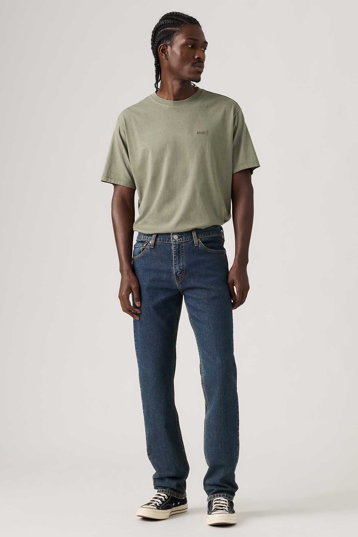 Dark blue denim jeans with straight leg and five-pocket styling, belt loops