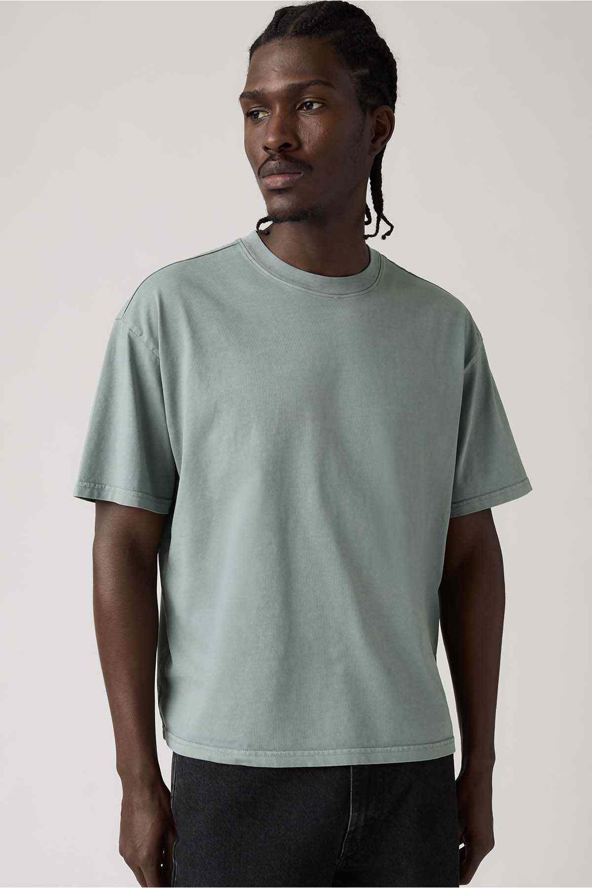 Light green crewneck T-shirt with short sleeves, straight hem