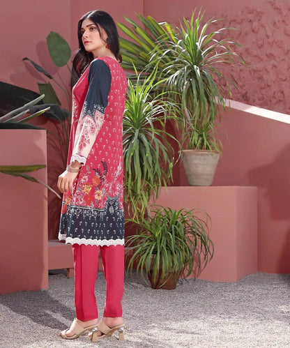 Women's side view red and cream printed kurta with black accents and long sleeves