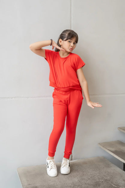 Kids red short-sleeve top and jogger pants set, side view, drawstring waist