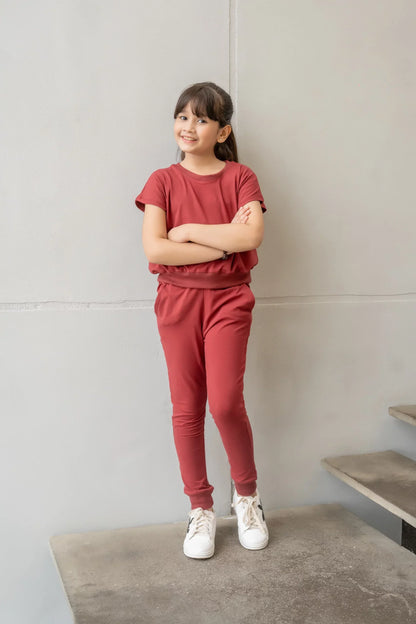 Kids crewneck T-shirt and jogger pants set, dark red, short sleeves