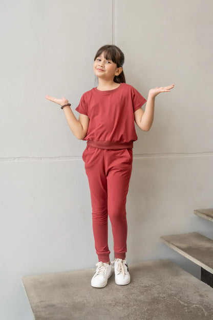 Kids short-sleeve crewneck T-shirt with jogger pants set, dark red