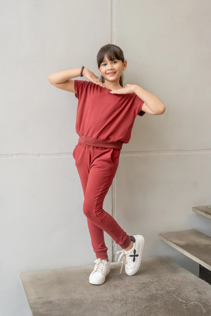 Kids crewneck T-shirt and jogger pants set, dark red; side pose midstep