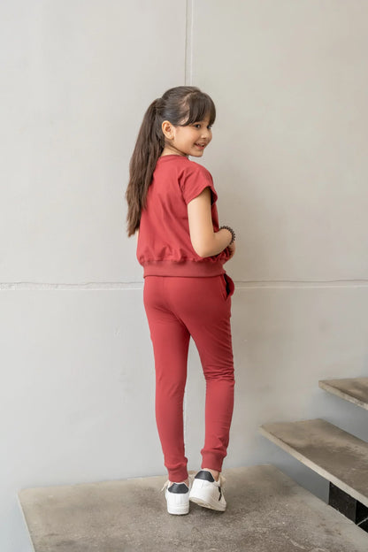 Kids dark red T-shirt and jogger pants set, short sleeves, side view