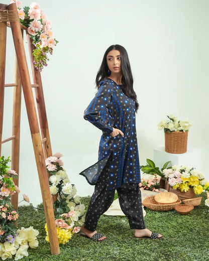 Women’s navy blue geometric print kurta with black patterned pants, side view