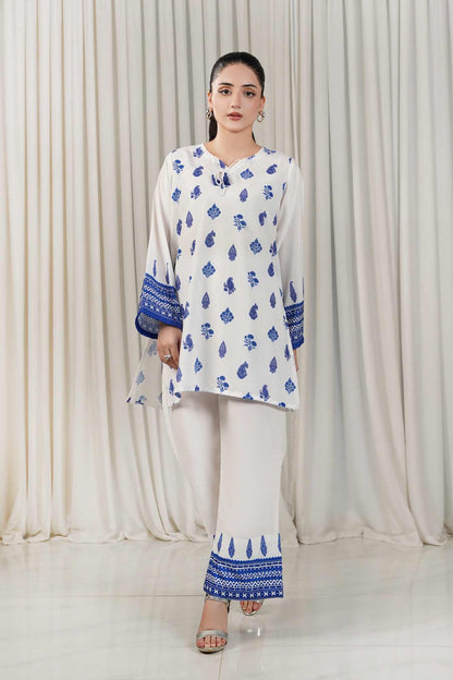 Women’s white blue-pattern kurta with round neckline and matching pants set