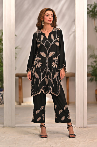 Black embroidered tunic and wide-leg pants set, long sleeves, scalloped hem