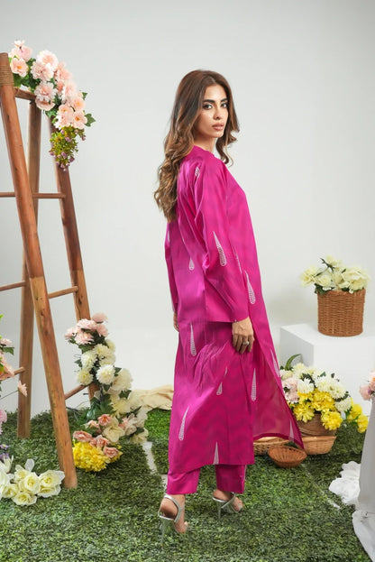 Women's magenta long kurta with side slit hem and white tassel print