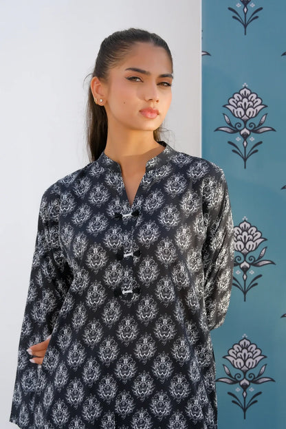 Dark patterned long kurta with collar neckline and long sleeves, side slit hem