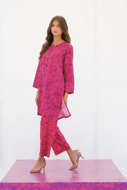 Pink patterned kurta tunic and matching pants set, three-quarter sleeves, button front.
