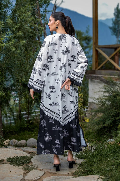 Thread print long dress, white and black animal motifs, long sleeves with gathered cuffs