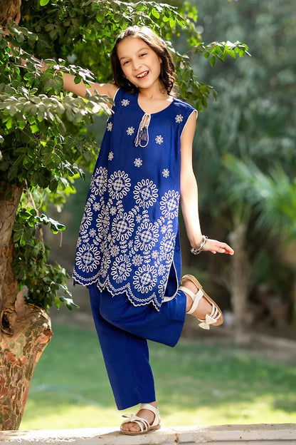 Girls blue sleeveless printed kurta with neck tie, paired with matching blue pants