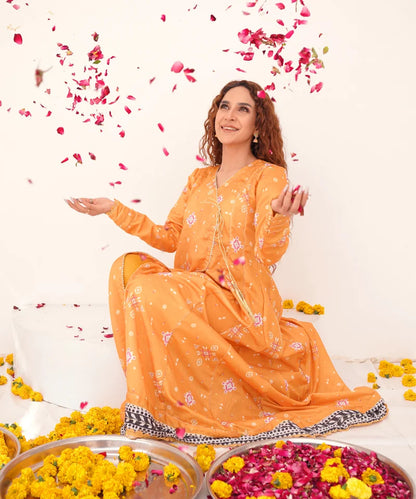 Orange printed long dress with flowing skirt, round neckline, black-white trim