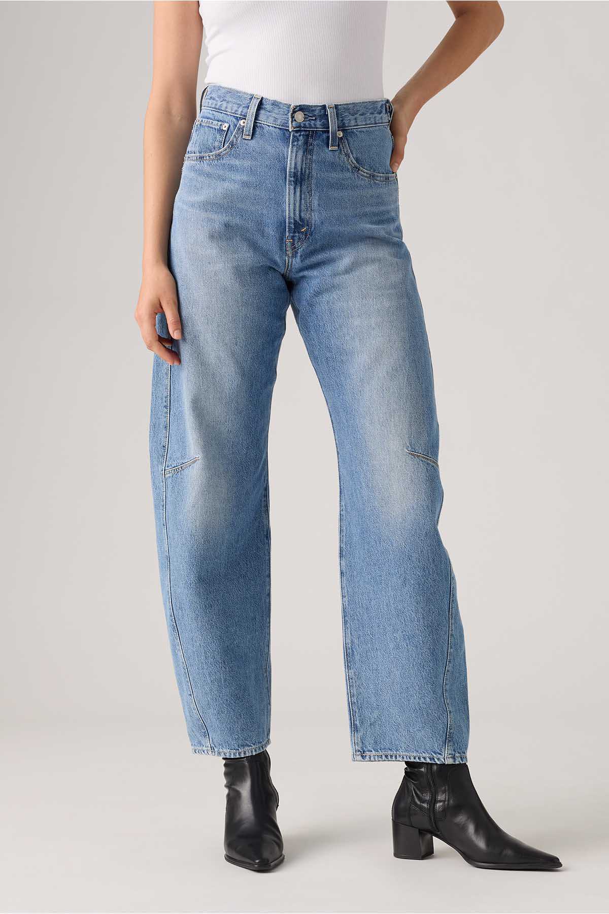 Light-wash wide-leg denim jeans with front button closure and side pockets
