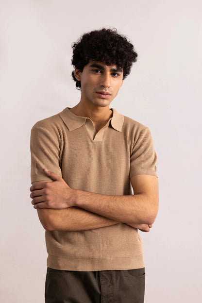 Men’s brown knit polo shirt with short sleeves and classic collar