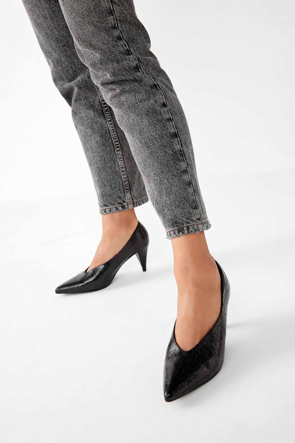 Shop Stylish Women s Heels Online at AK Galleria