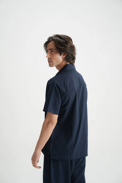 Men's dark-blue short-sleeve button-up shirt, three-quarter view from side
