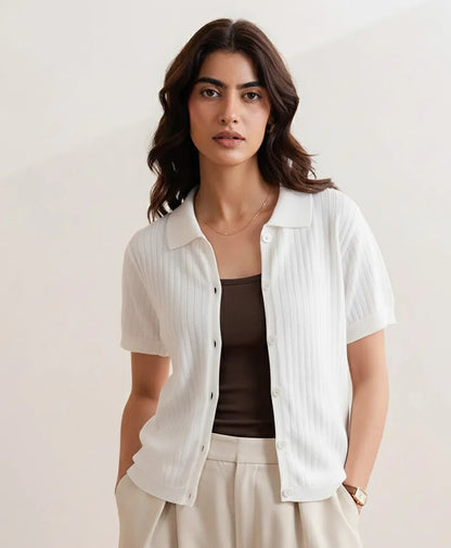 Fitted short-sleeve button-up shirt in white ribbed knit with collar and button placket
