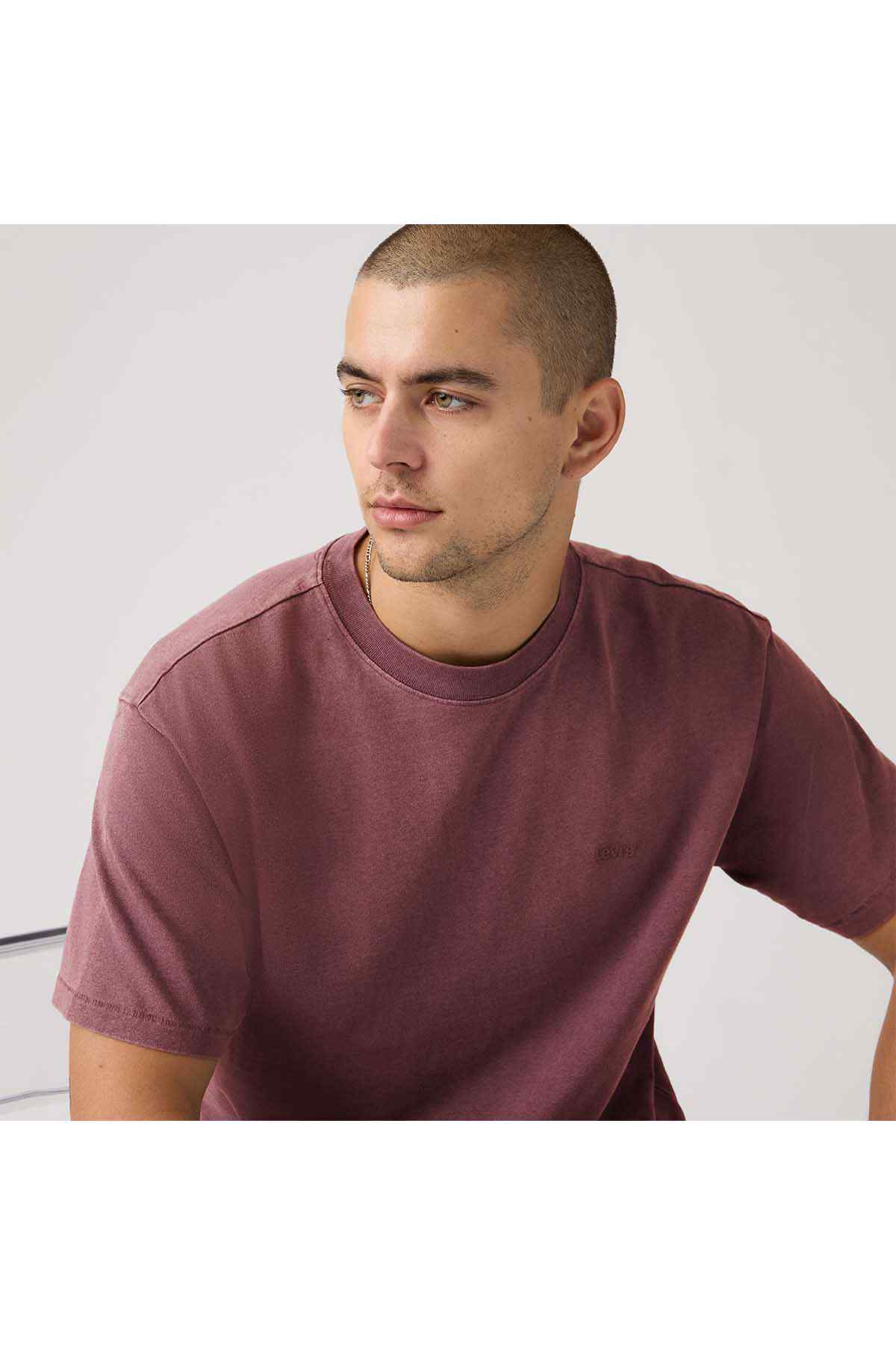 Levi's mauve crew-neck short-sleeve T-shirt, close-up of chest and shoulder