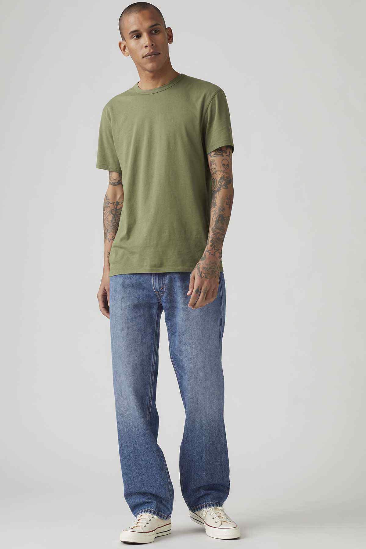 Dark wash jeans, straight-leg fit with five-pocket design