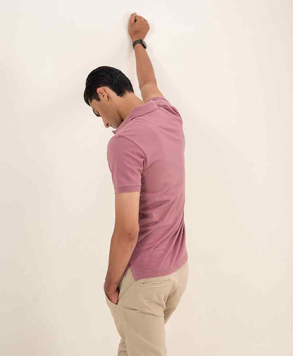 Fitted mauve polo shirt, side view, short sleeves, button collar, chest logo