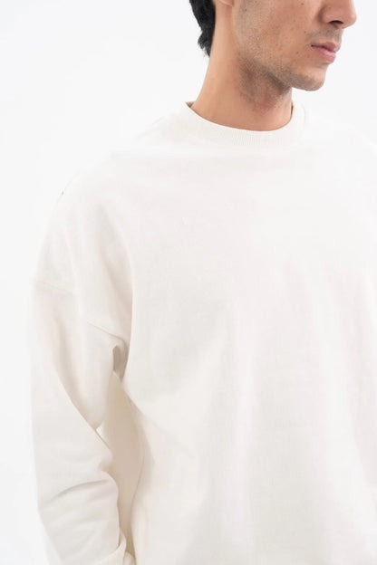 Off-white crewneck sweatshirt, relaxed fit with long sleeves